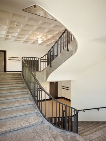 Der Singsaal im Turm, der Eingangsbereich sowie die Treppenanlage blieben gem�� der Architekt*innen in ihrer urspr�nglichen Form erhalten.