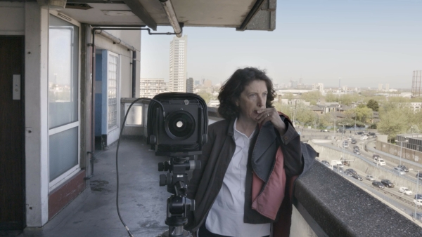 Gemeinsam mit der bekannten Architekturfotografin Hélène Binet erkundet der Dokumentarfilm das Gebäude.