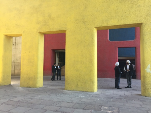 Still aus dem Dokumentarfilm „Kraft der Utopie – Leben mit Le Corbusier in Chandigarh“ von Karin Bucher und Thomas Karrer, 2023