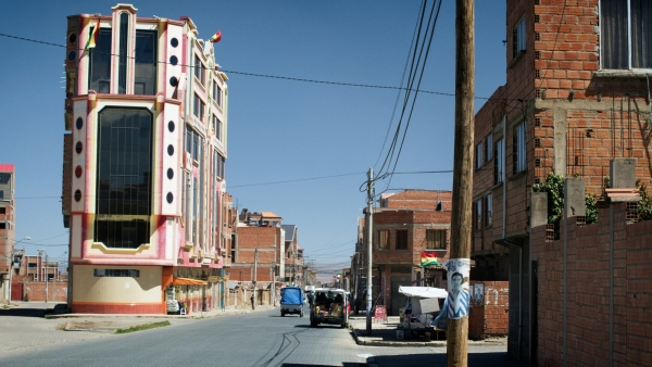 Still aus dem Dokumentarfilm Mamani in El Alto von Heinz Emigholz, 2022
