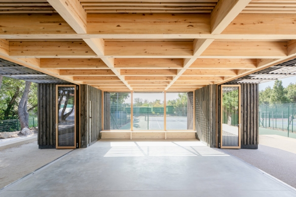 Multifunktionshalle in Coudoux von Rgis Roudil