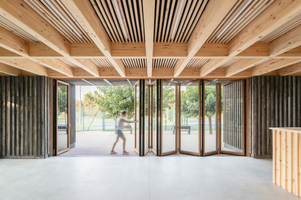 Multifunktionshalle in Coudoux von Rgis Roudil