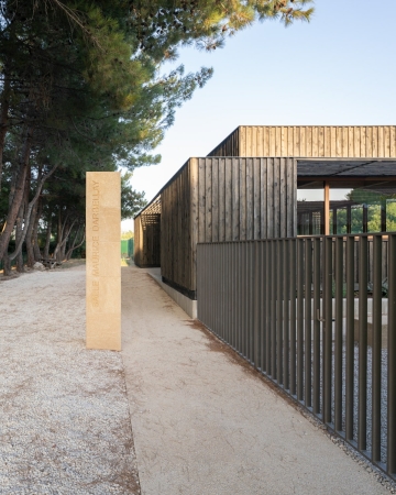 Multifunktionshalle in Coudoux von Rgis Roudil