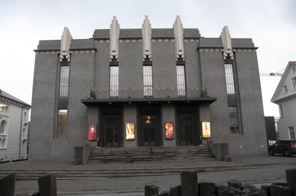 Islndisches Nationaltheater in Reykjavik von Gujn Samelsson (1950)