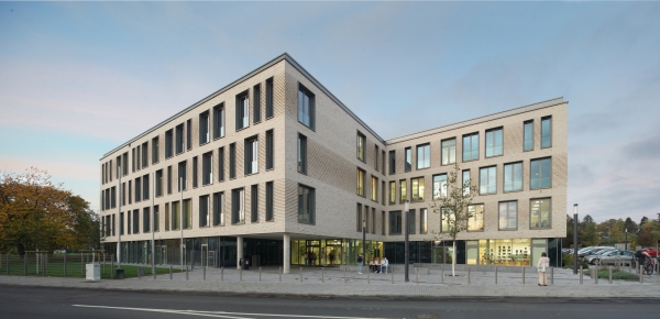 Johann-Wilhelm-Lehr-Plakette 2023: Carl-von-Ossietzky-Schule in Wiesbaden von architektei mey (Frankfurt am Main), Bauherrschaft: Landeshauptstadt Wiesbaden