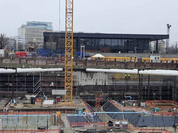 Zustand der Baugrube am Tag der Grundsteinlegung im Februar 2024. Foto: Nikolaus Bernau