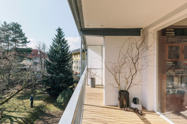 Finalist: Loggia-Erweiterung eines Plattenbau in Prag von re:architekti studio