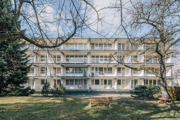 Finalist: Loggia-Erweiterung eines Plattenbau in Prag von re:architekti studio