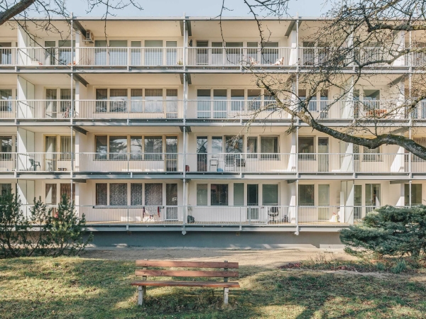Finalist: Loggia-Erweiterung eines Plattenbau in Prag von re:architekti studio