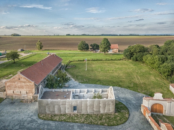 Finalist: Denkmal dreier Wiederstandsbewegungen in Loany von IXA