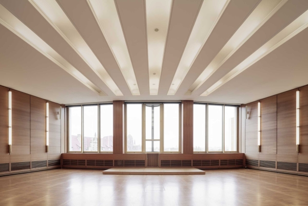 Die Veranstaltung „Eintrittskarte Wettbewerb?“ findet im Alwin Brandes Saal im 5. Obergeschoss statt.