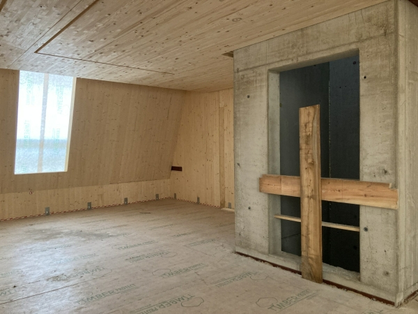 Im Erdgeschoss sowie im Treppenhaus bildet geschliffener Estrich den Bodenbelag. Die brigen Bden erhalten einen Linoleum-Belag in Rot (Ochsenblut).