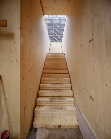 Die Treppenlufe aus Brettsperrholz sind vorgefertigt und erhalten Brandschutzbeplankung.
