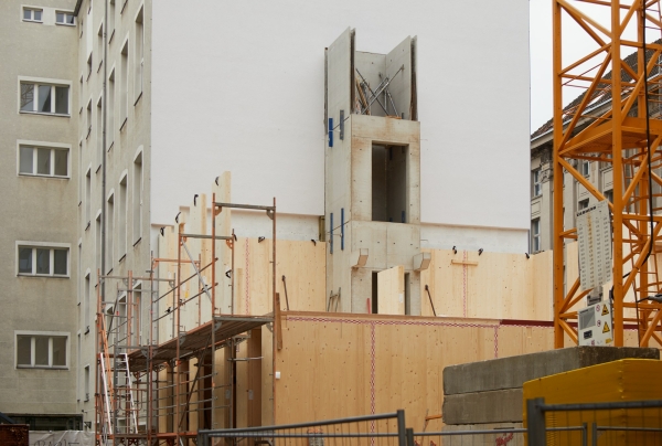 Neben der Grndung und der Bodenplatte wird auch der Aufzugschacht aus Stahlbeton errichtet. Dafr werden Halbfertigteile verwendet.