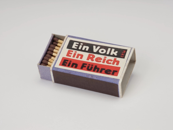 Streichholzschachtel mit aufgeklebtem Propagandaetikett, 1938