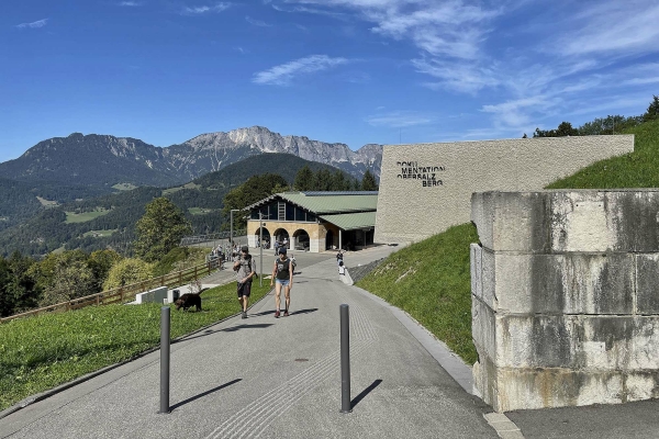 Das Volumen fgt sich grtenteils in den dahinterliegenden Hang ein. Links der Bestandsbau aus dem Jahr 1999.