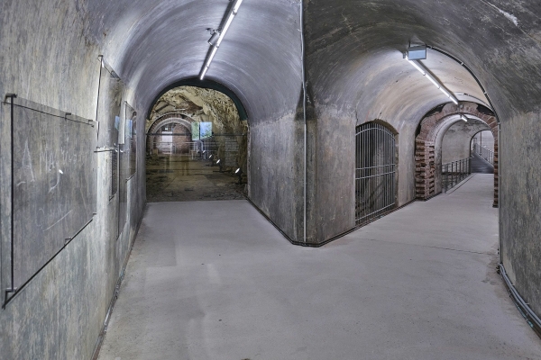 Die Dauerausstellung Idyll und Verbrechen beleuchtet in fnf Kapiteln die zentrale Rolle des Obersalzbergs als historischer Schauplatz und Tterort der NS-Geschichte.