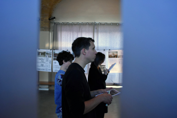 Franziska Kuferle, Katharina Lux, Florian Summa und Julian Waning whrend der Jurysitzung im Kiezraum des Dragoner-Areals