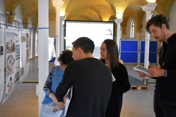 Franziska Kuferle, Katharina Lux, Florian Summa und Julian Waning whrend der Jurysitzung im Kiezraum des Dragoner-Areals