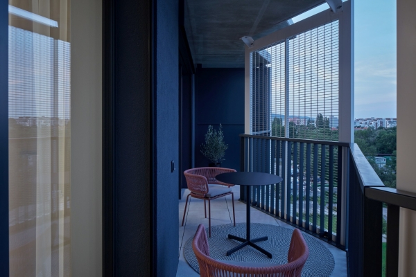 Abendstimmung auf dem Balkon der Wohnung von Rules Architekti