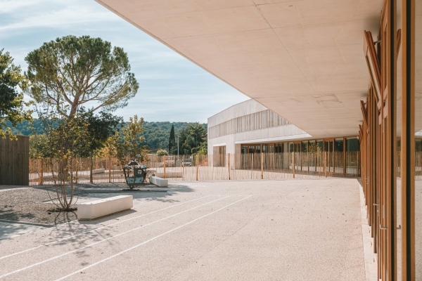 Schule in der Provence von Amelia Tavella