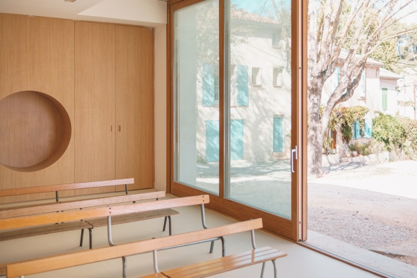 Schule in der Provence von Amelia Tavella