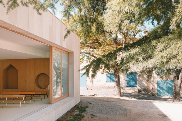 Schule in der Provence von Amelia Tavella