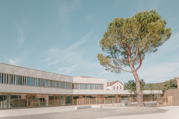 Schule in der Provence von Amelia Tavella