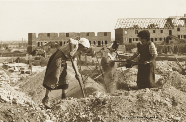 Selbstbausiedler in der Siedlung Rosenhgel in Wien (Entwurf Emil Krause und Hugo Mayer, nach dem Lageplan von Adolf Loos), Fotografie von 1921