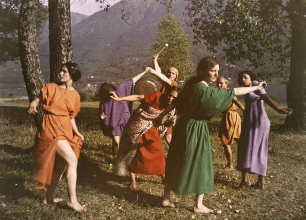 Johann Adam Meisenbach: Der Tanzkreis des Choreografen Rudolf von Laban auf den Monte Verit, Fotografie, um 1914.