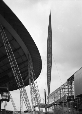 Der Skylon-Turm von Hidalgo Moya, Philip Powell und FElix Samuely auf dem Festival of Britain, 1951