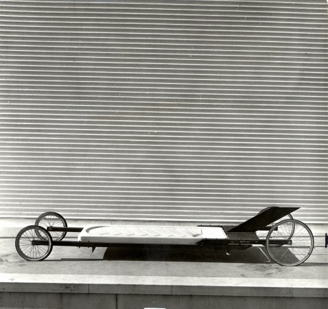 Hans Hollein: Werk und Verhalten, Leben und Tod. Rennwagen auf der 36. Venedig-Biennale, 1972