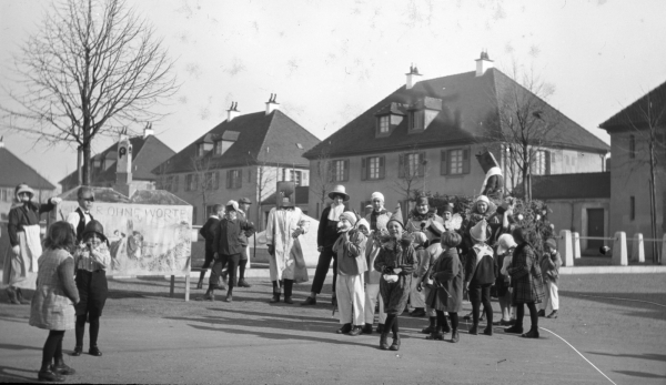 Hannes Meyer: Siedlung Freidorf in Muttenz, Schweiz. Karneval im Freidorf, undatiert.