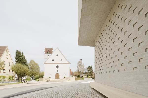 Die Freiflchen um die Kirche sind in die Gestaltung mit einbezogen.