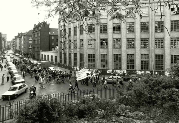 Demonstration 1980 vor der ehemaligen Stollwerck-Fabrik in Köln, kurz vor deren Besetzung