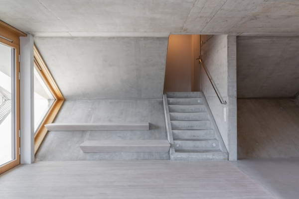 Innerhalb der Wohnungen ziehen sich die R�ume �ber je eine Wabenwand eine Ebene weiter hoch oder runter.