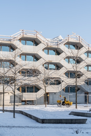 Laut dem Bro Haimerl kommt bei der Bauform das extrem gnstige Verhltnis von Wohnflche zu Geschossflche zum Tragen.