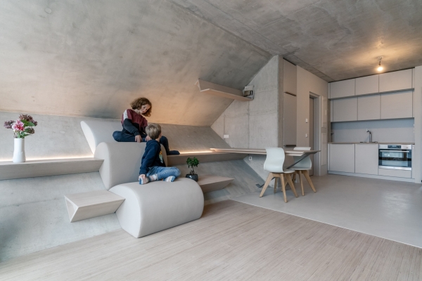 Dass die Dreiecke nebenbei als Stauraum und M�bel dienen, ist ebenso wie die tiefen Ecken dahinter, �geschenkter Raum,