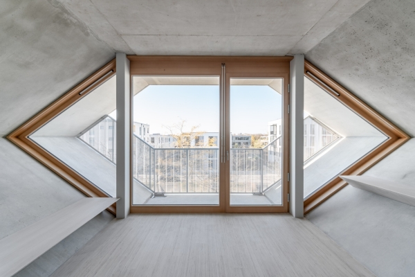 �Cockpit� nennt eine junge Bewohnerin das langgezogene Panorama, als �Augenwinkel� bezeichnet es Haimerl. Dadurch ist maximaler Lichteinfall m�glich.