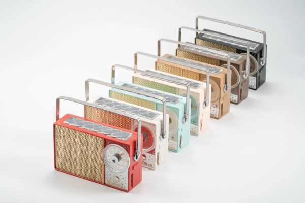 Ein Regenbogen-Sortiment von Hoffman706 Trans-Solar Radios, erschienen 1958, Objekte aus der Privatsammlung von Bill Burkett