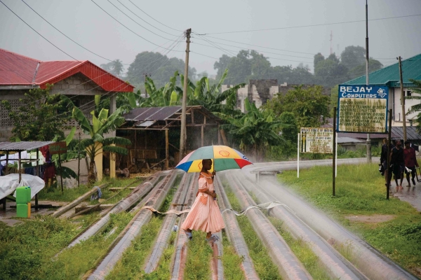 Ed Kashi, Erd�l Pipeline, Okrika Town, Nigeria, 2006