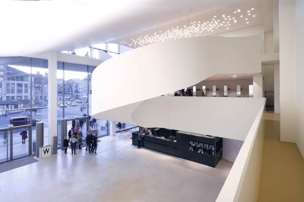 Sie fhrt vom 1. Obergeschoss hinauf zum Theatersaal (Kleines Haus) und zum Stadtbalkon.