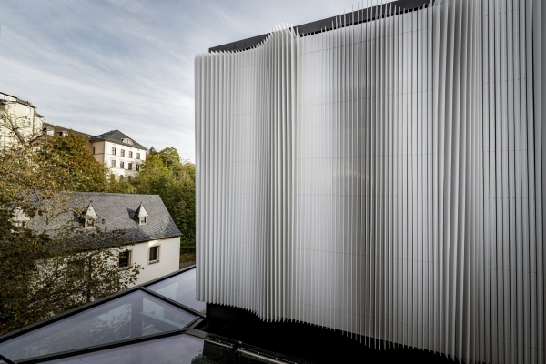 Der Dachaufsatz der Hofberbauung soll an eine vom Wind bewegte Gardine erinnern.