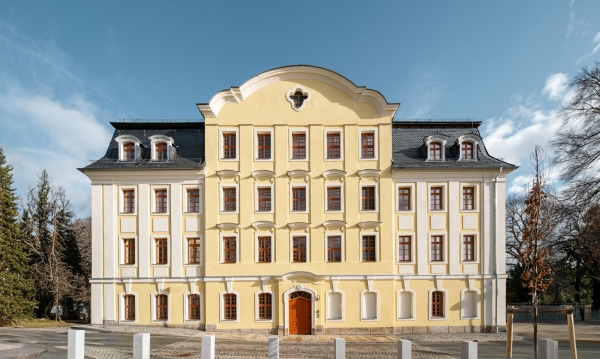 Das denkmalgeschtzte stadtpalaisartige Manufakturgebude wurde 1778 fr den Kattundrucker Johann August Neumeister im Stil des Sptbarock erbaut.