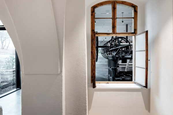 Die Ausstellungsflche erstreckt sich ber drei Ebenen des Alt- und Neubaus.