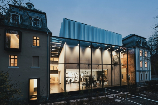 Im Norden verbindet eine Glassfassade die Altbauflügel und schließt den Hof bauphysikalisch ab.