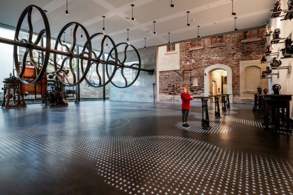 Der LED-Fuboden im Hauptraum besteht aus 64.000 einzelnen Lichtpunkten und ist eine Neuentwicklung aus Plauen.