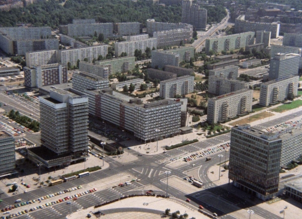 „Berlin Bauplatz der Jugend“ von Regina Thielemann, DDR 1982