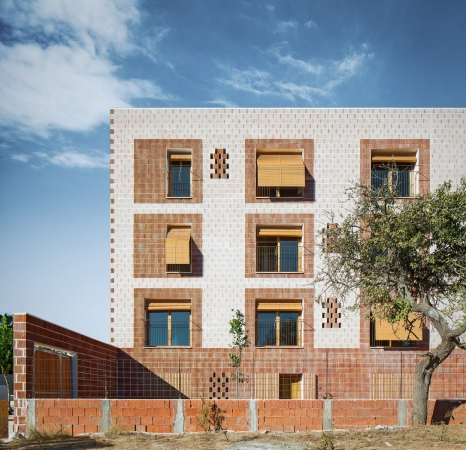 Sozialwohnungsbau auf Ibiza von 08014 arquitectura