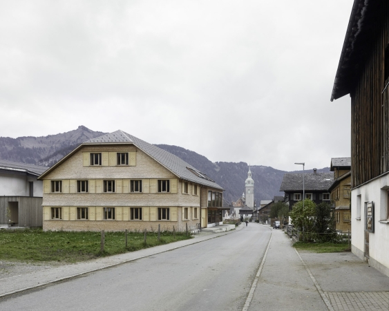 Die Fassade des neu gebauten Vorderhauses mutet stark an den Bestand an.